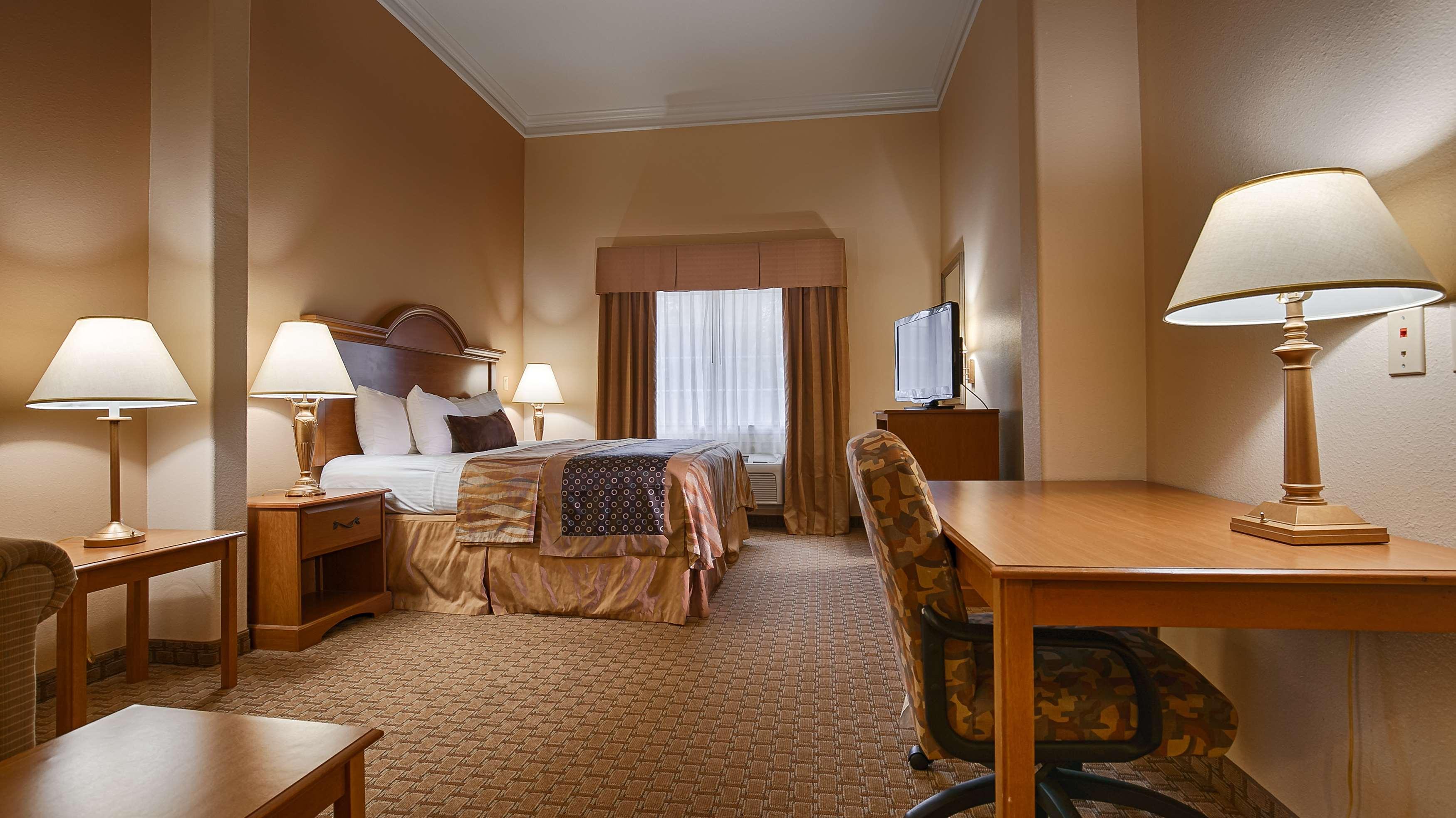 Best Western Plus New Caney Inn & Suites Exterior photo