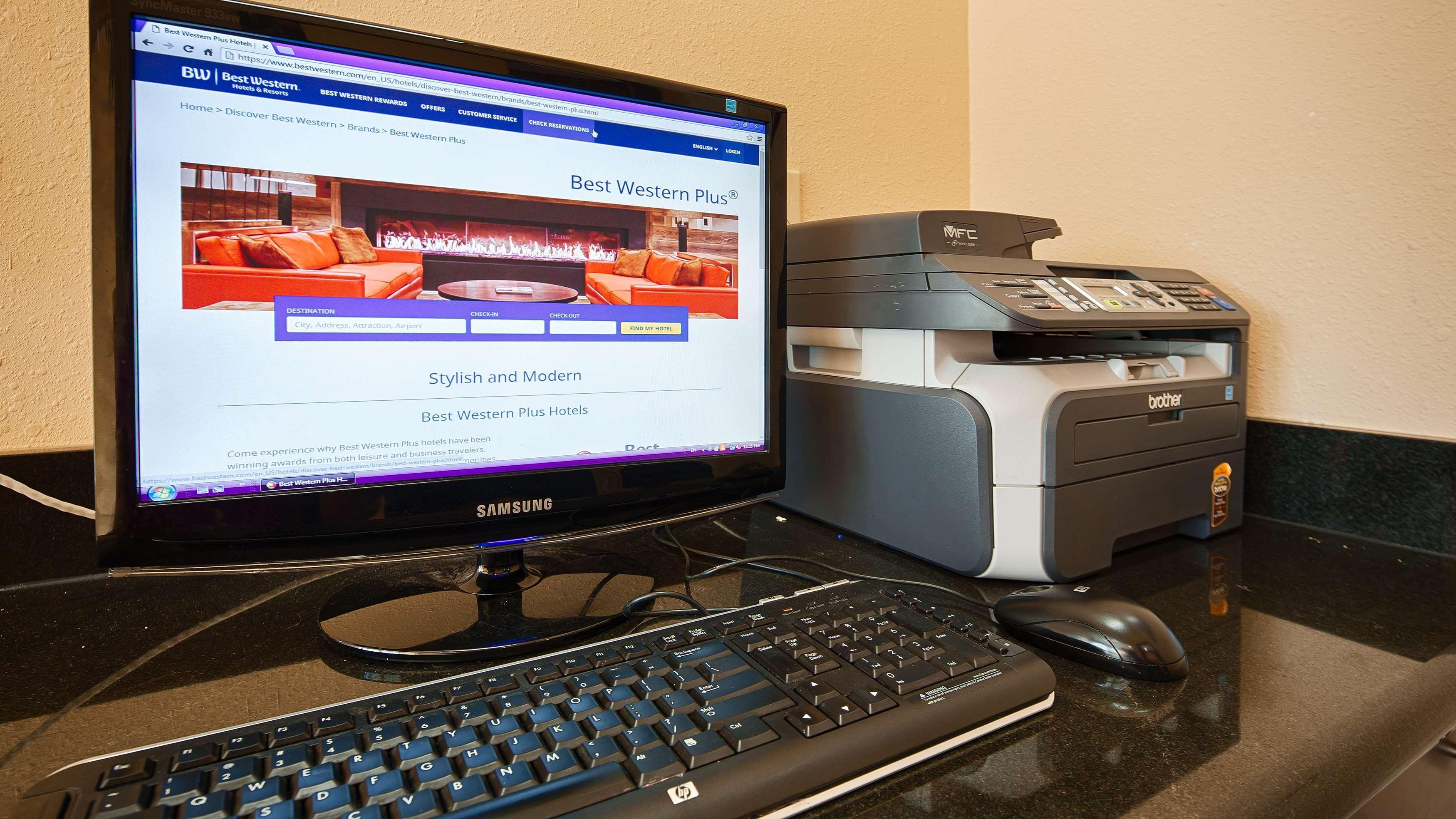 Best Western Plus New Caney Inn & Suites Exterior photo
