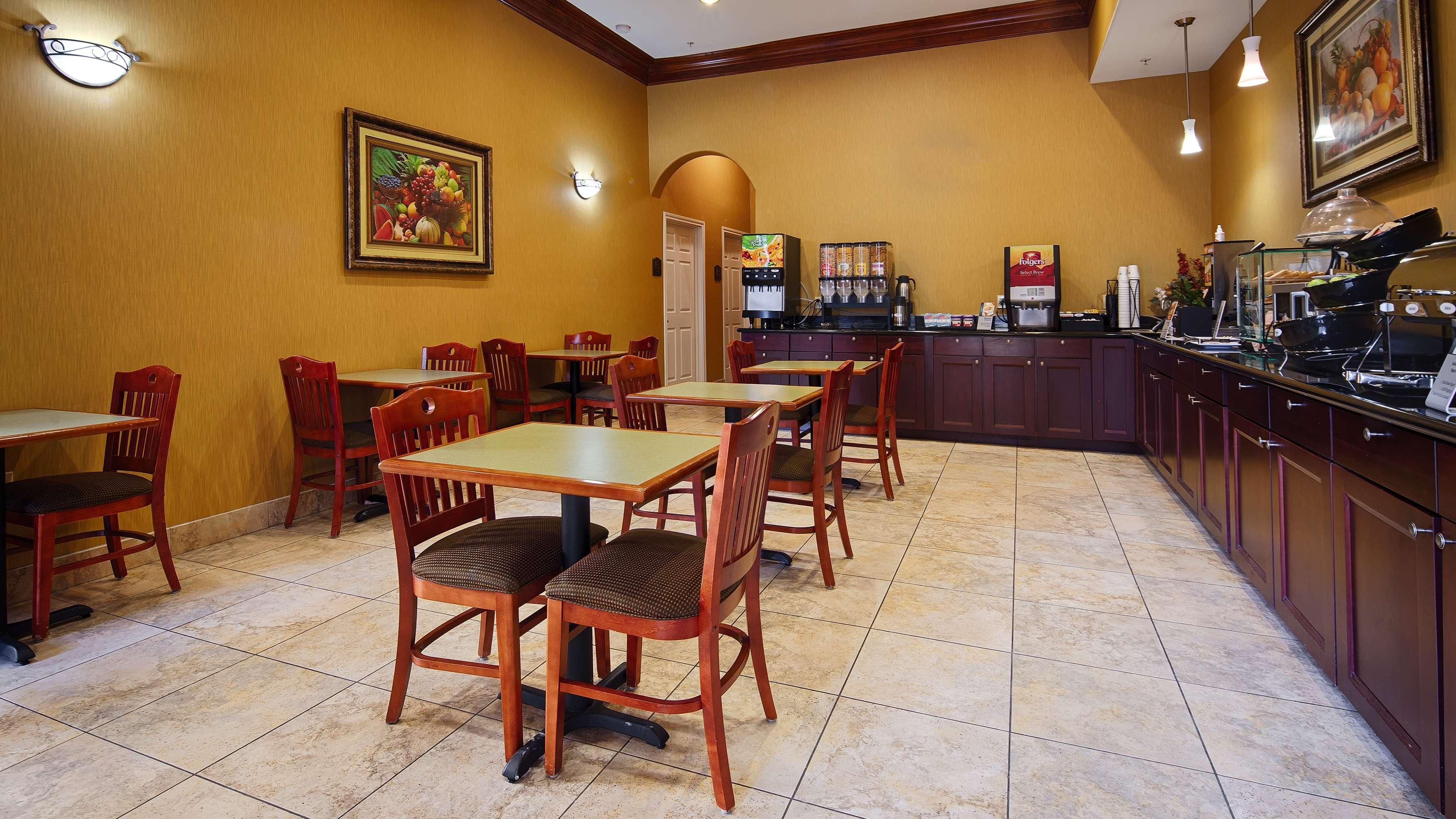 Best Western Plus New Caney Inn & Suites Exterior photo