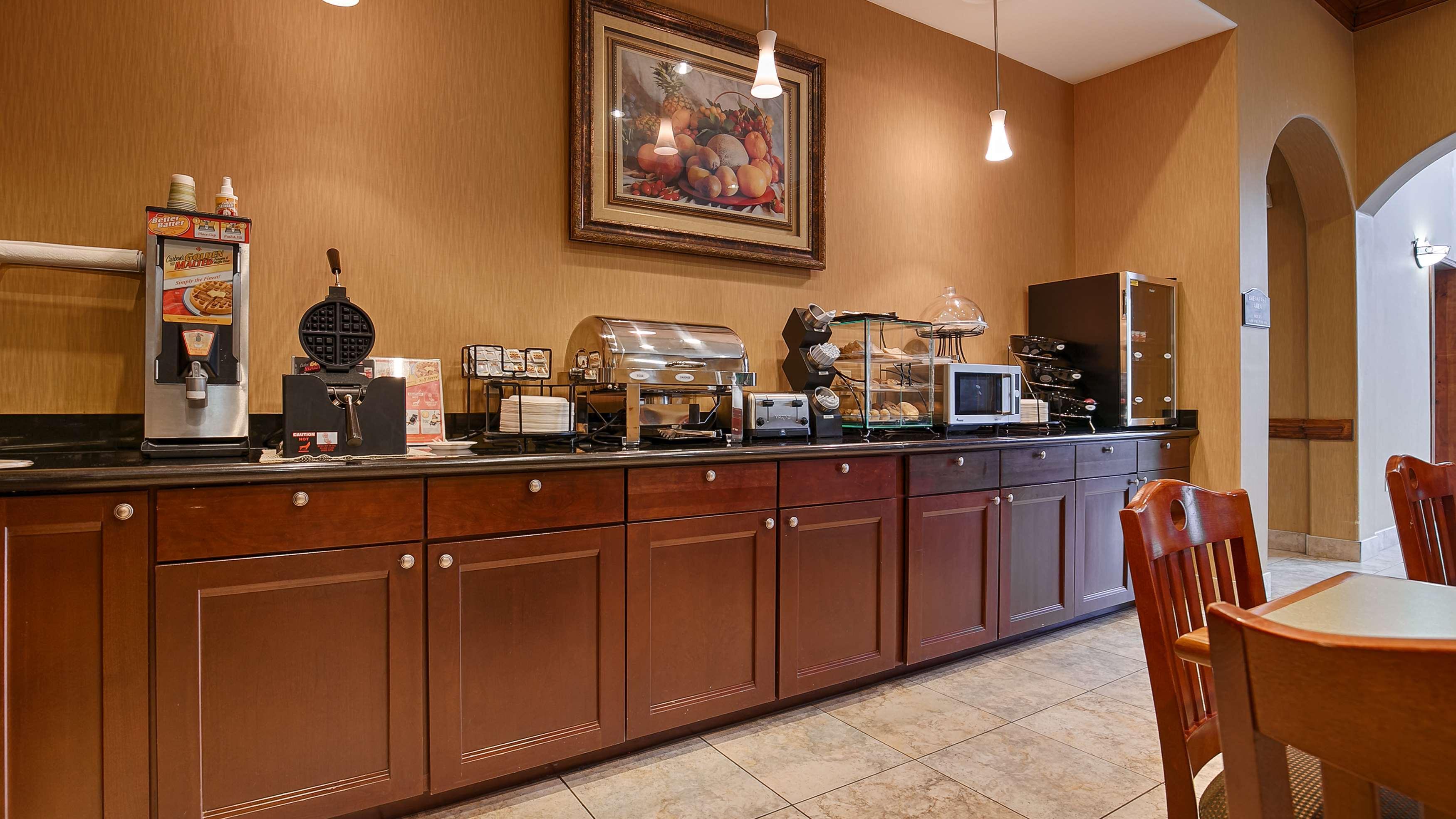 Best Western Plus New Caney Inn & Suites Exterior photo