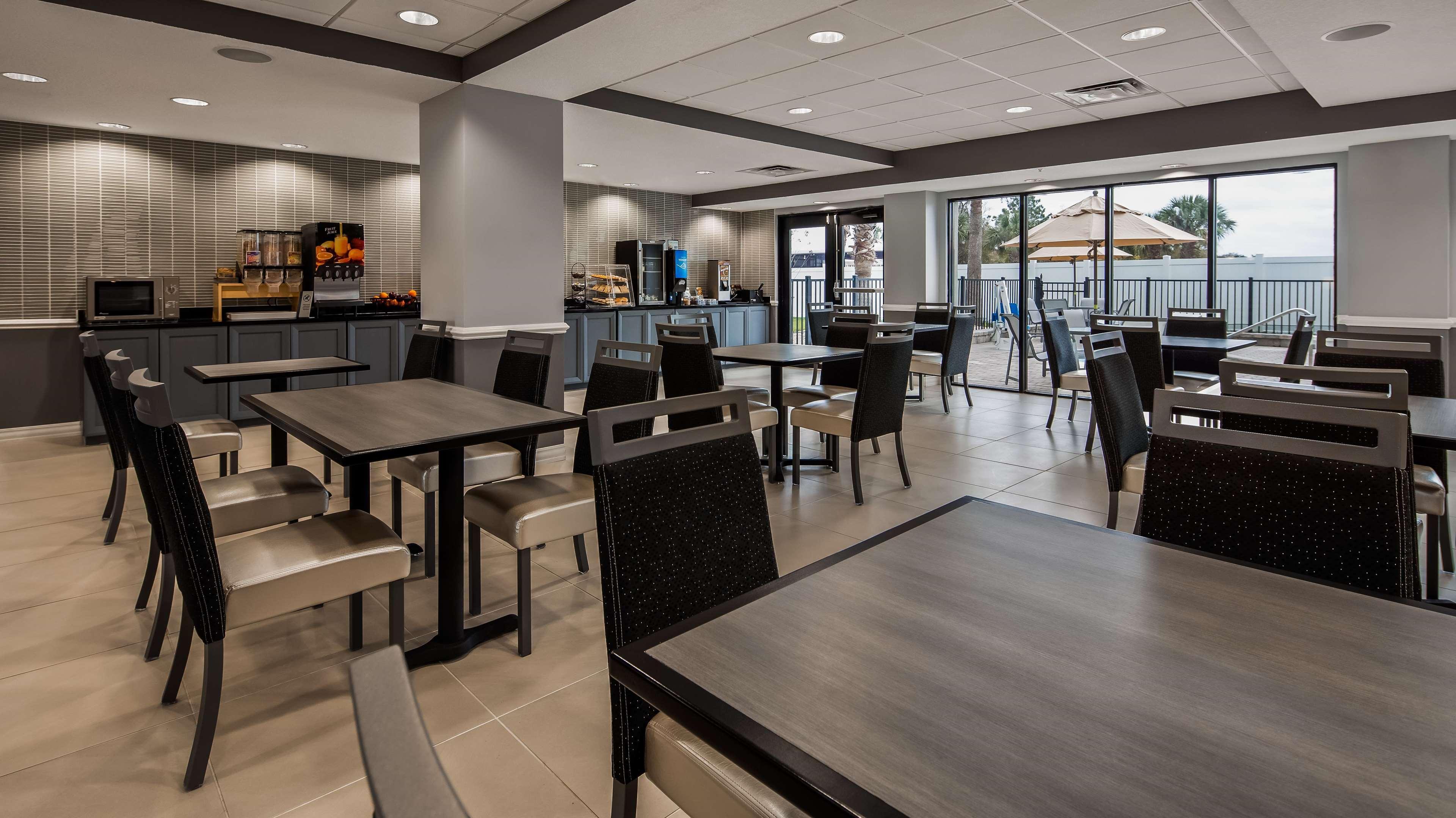 Best Western Plus New Caney Inn & Suites Exterior photo